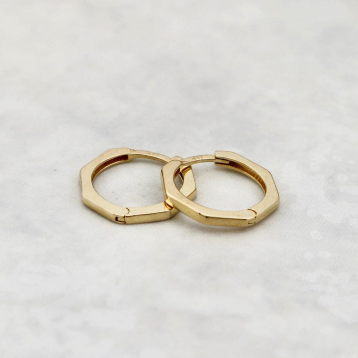 - Boucles d'oreilles Boucles d'oreilles huggies Heptagone en or 10K
