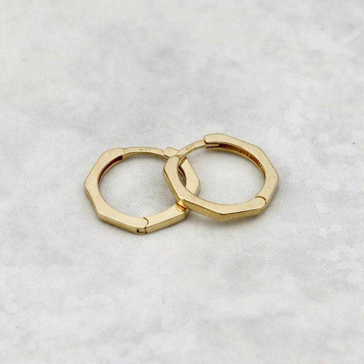 - Boucles d'oreilles Boucles d'oreilles huggies Heptagone en or 10K
