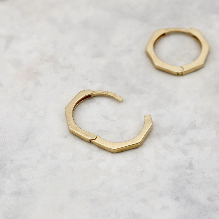 - Boucles d'oreilles Boucles d'oreilles huggies Heptagone en or 10K