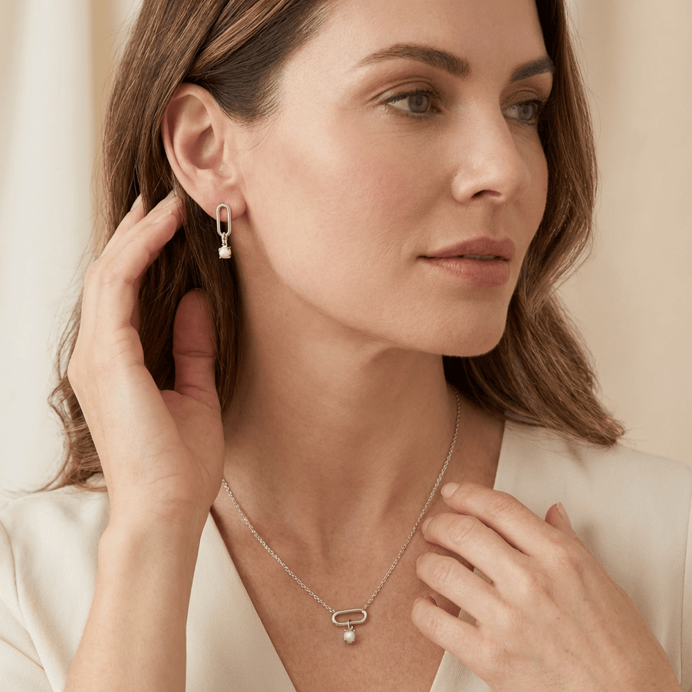 Boucles d'oreilles Jasmine en argent sterling Mathieu Blanchard Boucles d'oreilles Argent sterling RO50-10AG Boucles d'oreilles Barre en argent sterling | Mathieu Blanchard Mathieu Blanchard Joaillerie