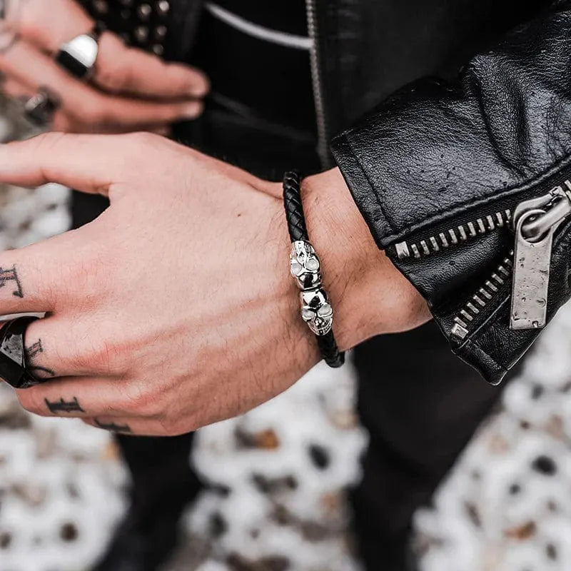 Bracelet Double tête de mort en cuir en acier inoxydable SkeletonHD Bracelets Bracelet de cuir double tête de mort | SkeletonHD Mathieu Blanchard Joaillerie