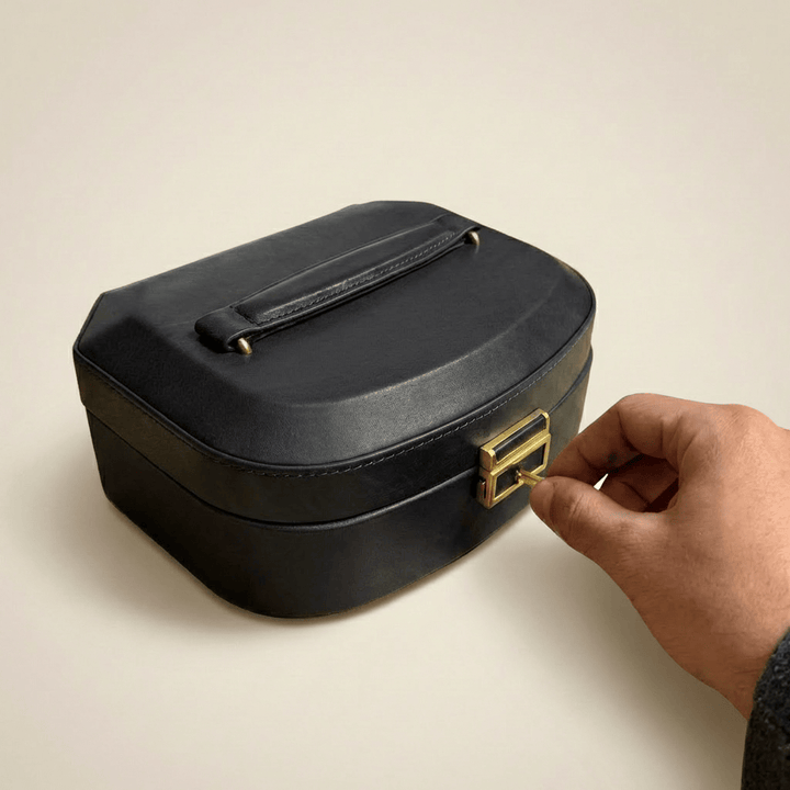 Mathieu Blanchard ACCESSOIRES Coffret à bijoux en cuir Grand Tour - Noir