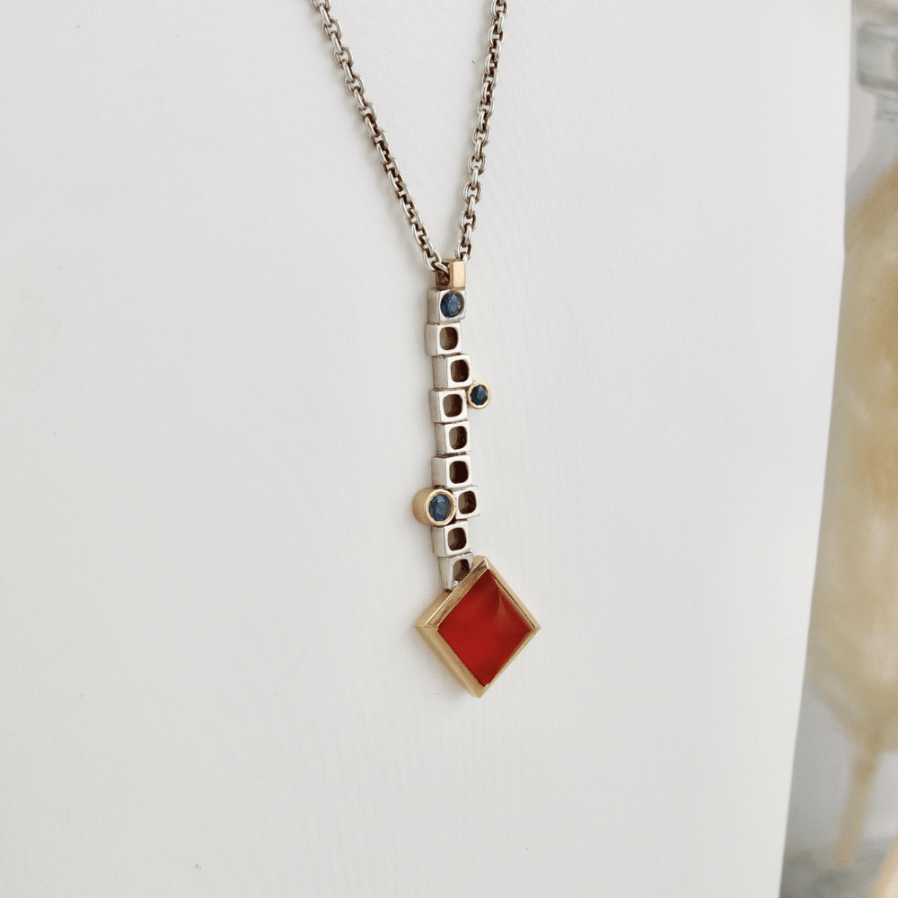Christine Dwane Collier Geometrica en argent sterling, or 14K, saphirs et cornaline