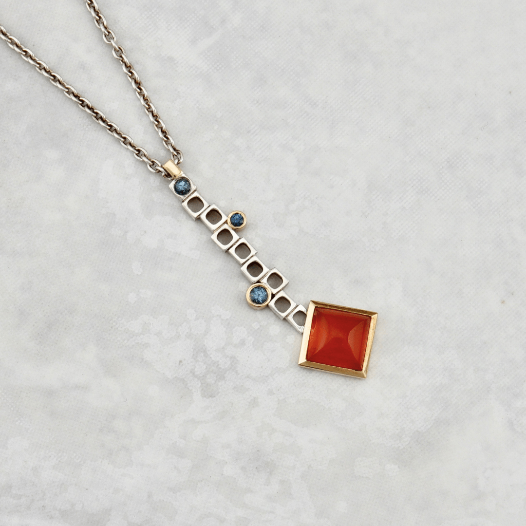 Christine Dwane Collier Geometrica en argent sterling, or 14K, saphirs et cornaline