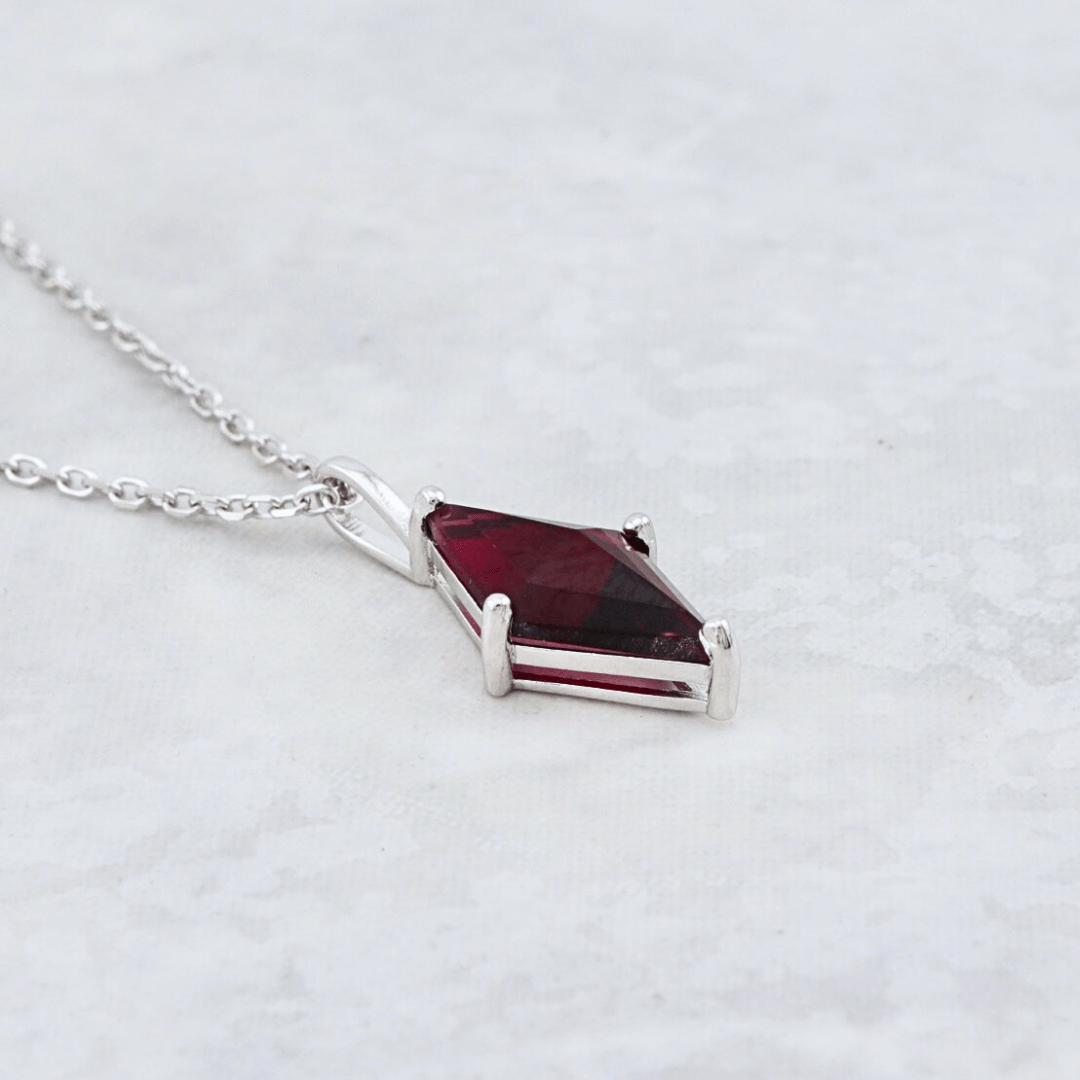 Collier Losange et grenat en argent sterling Mathieu Blanchard Collier Argent sterling PCOM16142S Collier Losange en argent sterling et grenat | Mathieu Blanchard Mathieu Blanchard Joaillerie