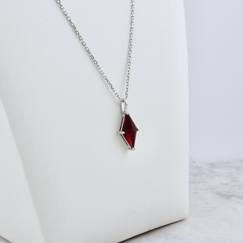 Collier Losange et grenat en argent sterling Mathieu Blanchard Collier Argent sterling PCOM16142S Collier Losange en argent sterling et grenat | Mathieu Blanchard Mathieu Blanchard Joaillerie
