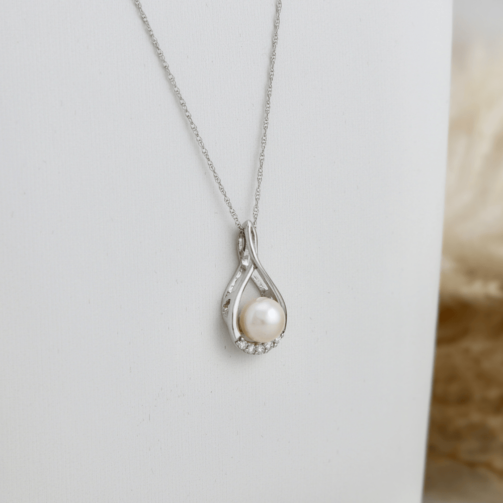 Collier Orya, perle et diamants - Colliers Collier en or 10K, perle 7 mm et diamants 0,08 ctw | Mathieu Blanchard Mathieu Blanchard Joaillerie