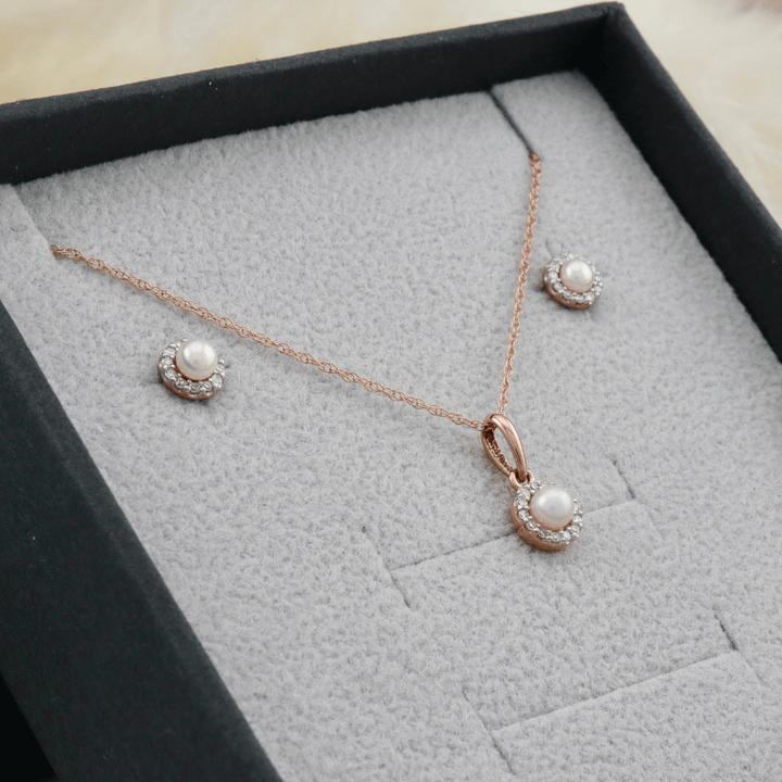 Mathieu Blanchard Ensemble Boucles d'oreilles & Collier en or 10K, perles et diamants 0.12 ctw