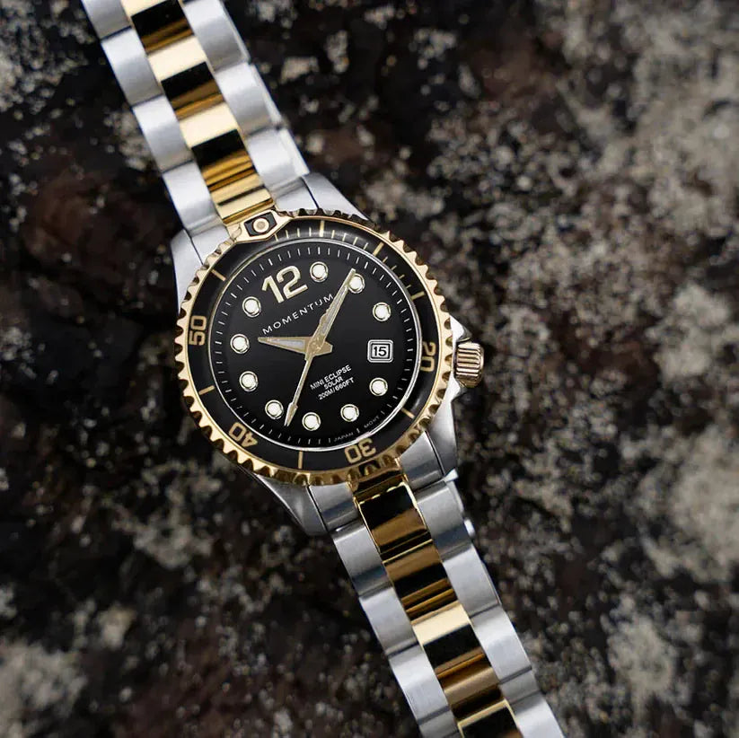 Montre à énergie solaire 30mm Mini Eclipse 2 tons Momentum Montres Acier inoxydable plaqué or jaune 075AAAGNB-AB-BAA-B-BE-BOEA-D-B-B Montre Solaire Momentum Mini Eclipse | Assemblée à Vancouver Mathieu Blanchard Joaillerie