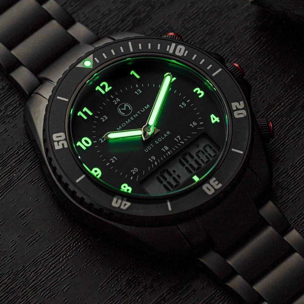 Momentum Montres Montre à énergie solaire 42mm UDT Black-Ion