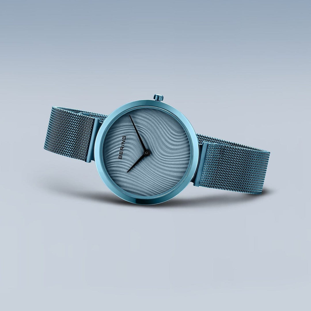 Montre Bering Bleu Brillant 32mm 18132 Charity2 Bering Montre Acier inoxydable plaqué bleu 18132-Charity2 Montre Bering Bleu Brillant 32mm 18132-Charity2 - Mathieu Blanchard - Dépositaire officiel Bering Canada Mathieu Blanchard Joaillerie