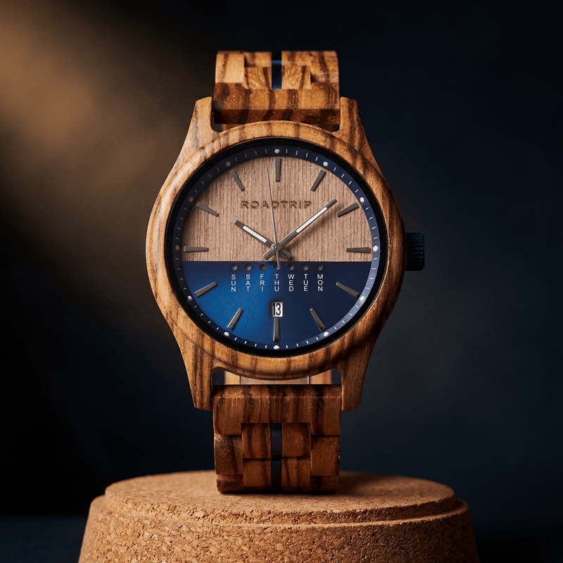 Montre en bois Horizon Heure Bleue Roadtripmadewood Montre en bois Acier inoxydable plaqué bleu RTMW-HORIZON-HEURE-BLEUE Montre Horizon - Heure Bleue en bois | Mathieu Blanchard Joaillerie Mathieu Blanchard Joaillerie