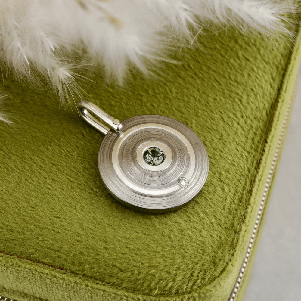 Christine Dwane Pendentif en argent, titane, diamant et saphir du Montana