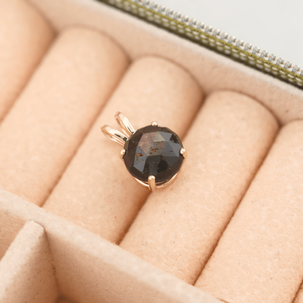 Pendentif et Saphir Doré Mathieu Blanchard Collier Pendentif sur mesure en or 14K et saphir doré | Mathieu Blanchard Mathieu Blanchard Joaillerie