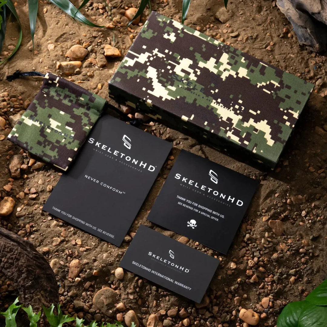 Quatuor de bracelets Strike en acier inoxydable SkeletonHD Bracelets Acier inoxydable Lot de 4 bracelets Strike Box - Camouflage, par SkeletonHD | Mathieu Blanchard Mathieu Blanchard Joaillerie