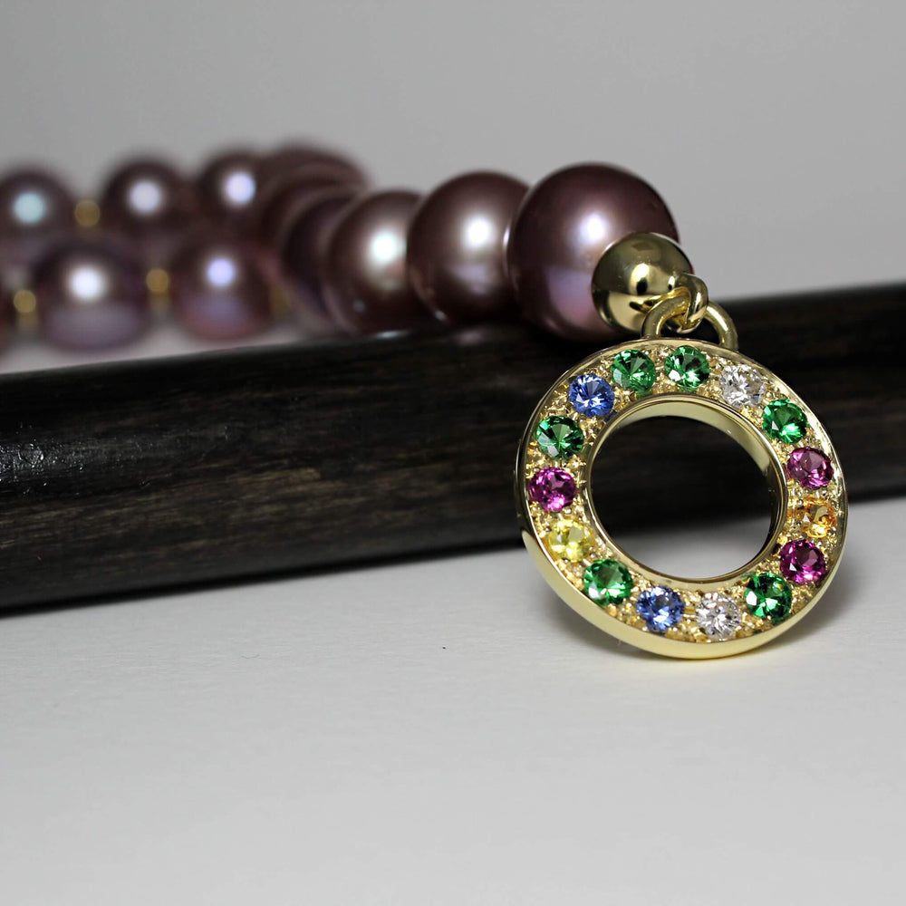 Caroline Savoie Joaillerie Colliers Collier perles Kasumiga en or jaune 18K serti de grenats, saphirs et diamants
